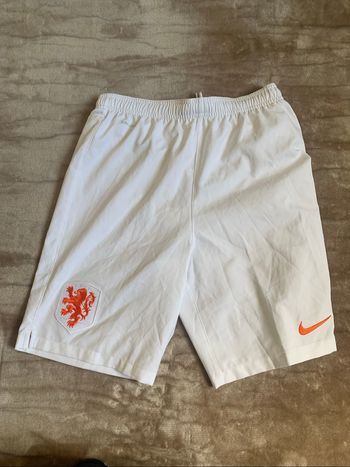 Short pays bas football