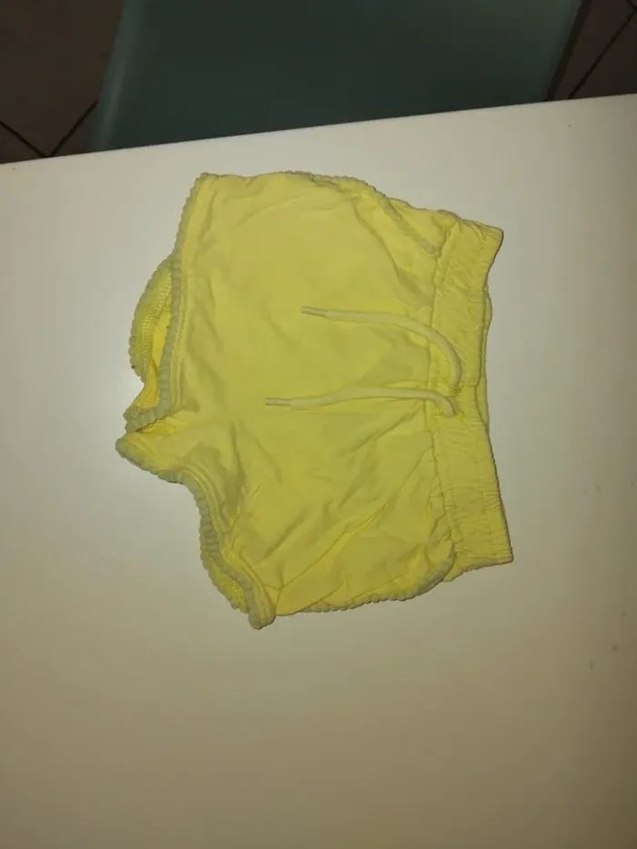 Short jaune - photo numéro 2