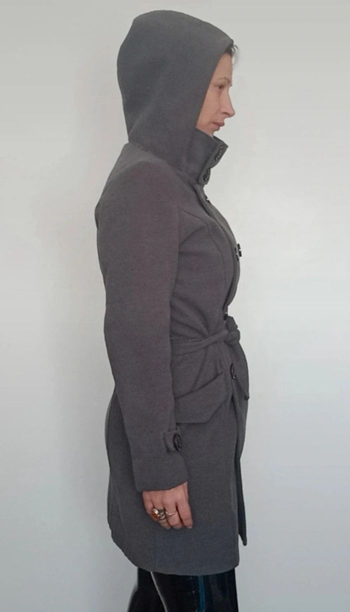 Manteau trois quart gris chic ceinture et col montant - photo numéro 7