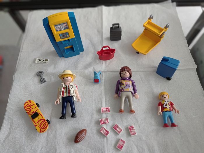 Famille de vacanciers et borne d’enregistrement  Playmobil n°5399