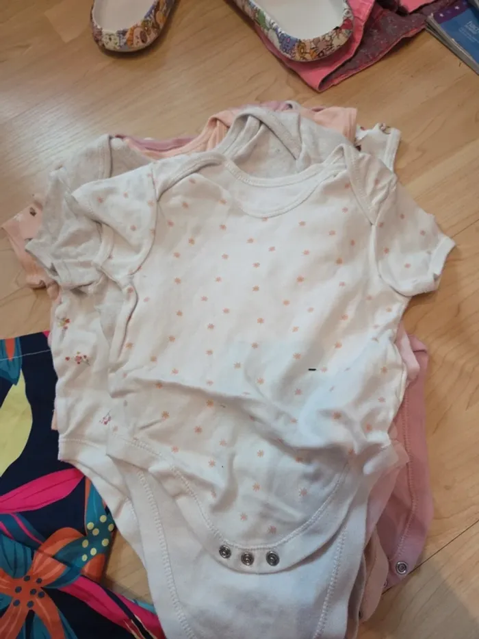 Lot bodies taille 12 18mois - photo numéro 2