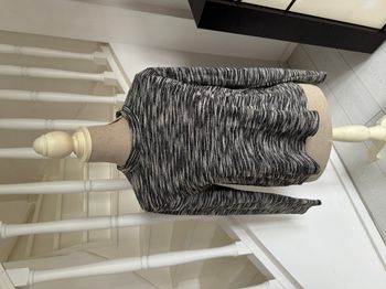 Pull H&M noir et crème avec fermeture éclaire à l'arrière