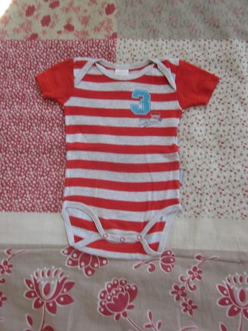 Body manches courtes rouge et gris 6 mois