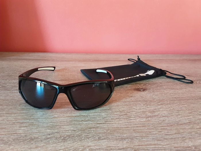 Superbe paire lunettes de soleil - photo numéro 3