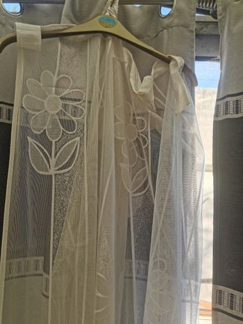 Beau voilage marguerites 140 cms de largeur par 240 cms de longueur