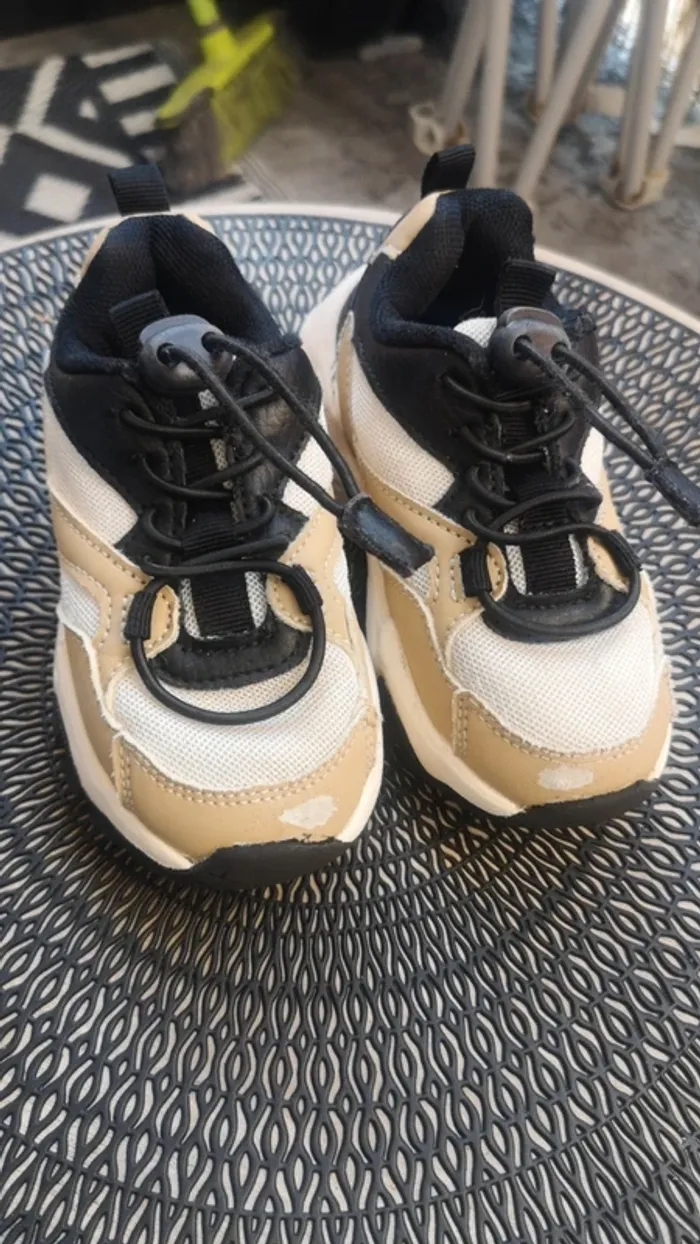 Basket taille 24 noir & beige