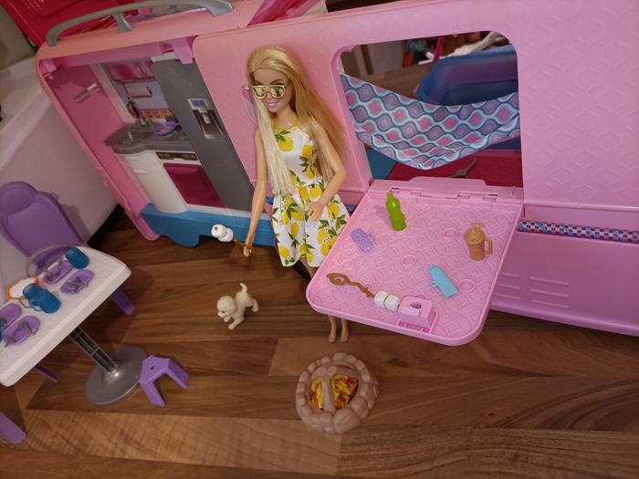 Camping car XXL rose et saumon  + 1 barbie + 1 dauphin+ 1 chien + accessoires - photo numéro 5