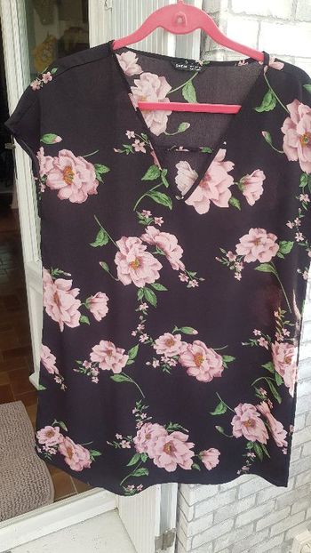 robe d'été noire avec fleurs roses