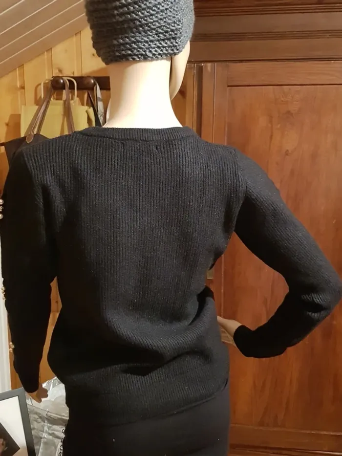 Pull noir avec strass - photo numéro 2