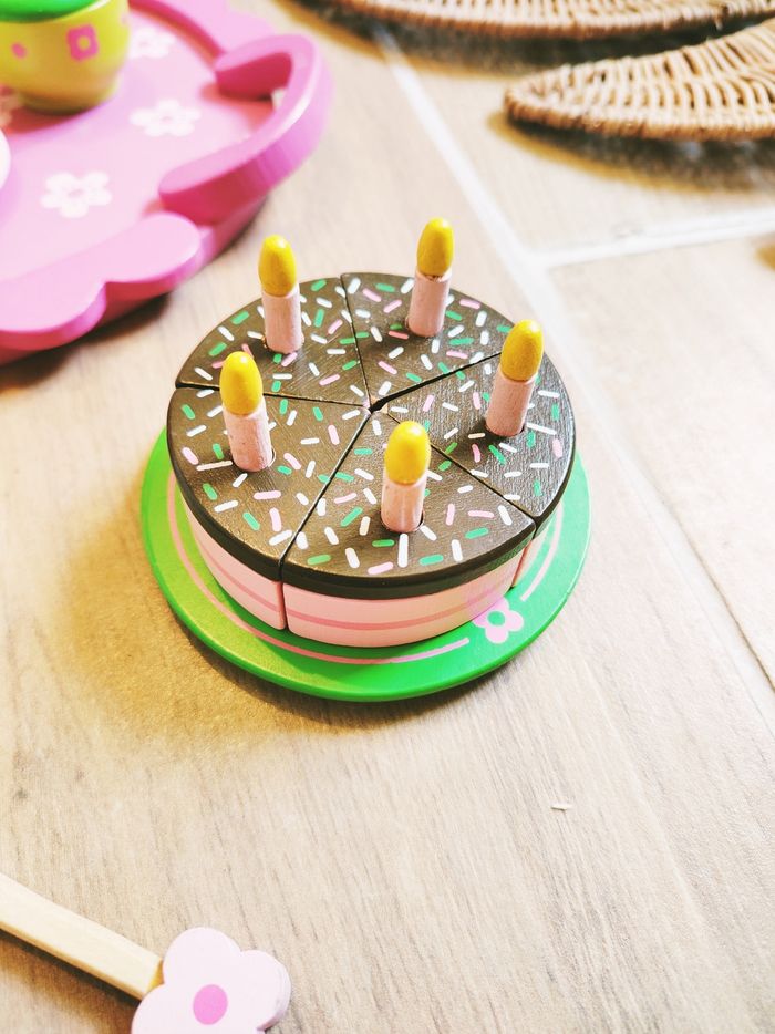 🎂Dinette théière avec gâteaux d'anniversaire et macarons sur plateau en bois marque Djeco - photo numéro 3