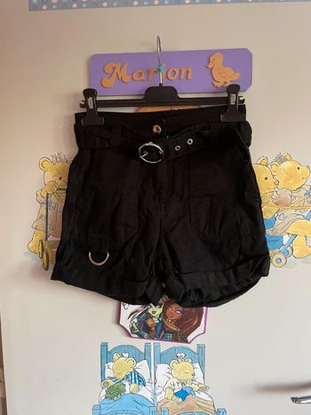 Short noir, taille 32, marque Bershka.