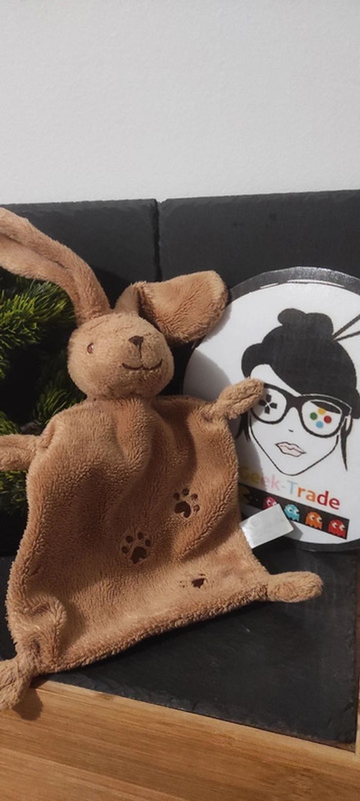 doudou lapin nicotoy marron empreintes pattes plat carré
