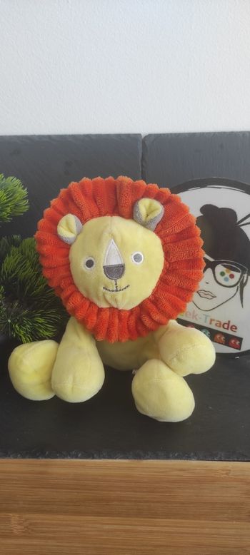 doudou peluche lion jaune blanc Gris 4 Pattes Hema
