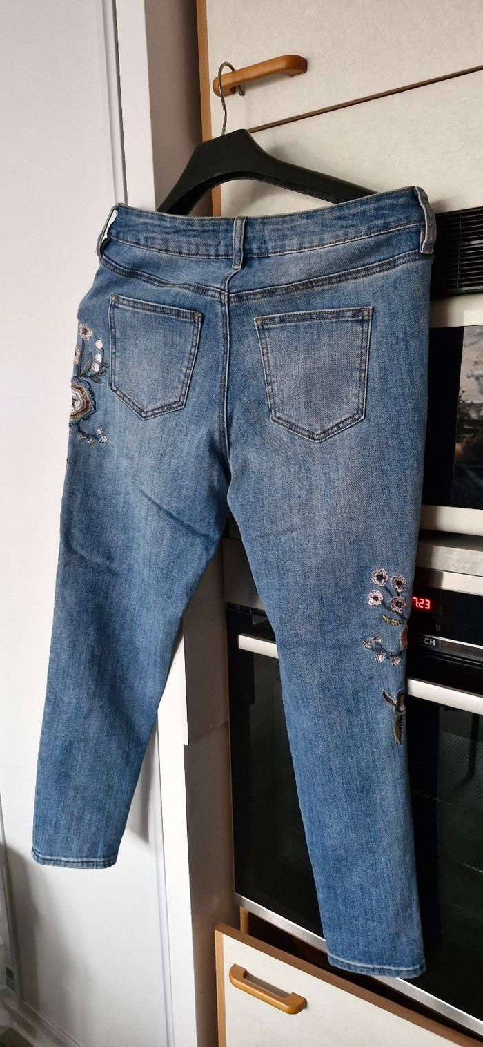 Vend Jean bleu taille 40 avec motif fleur - photo numéro 2