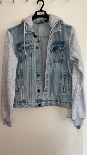 Veste jeans et sweat à capuche