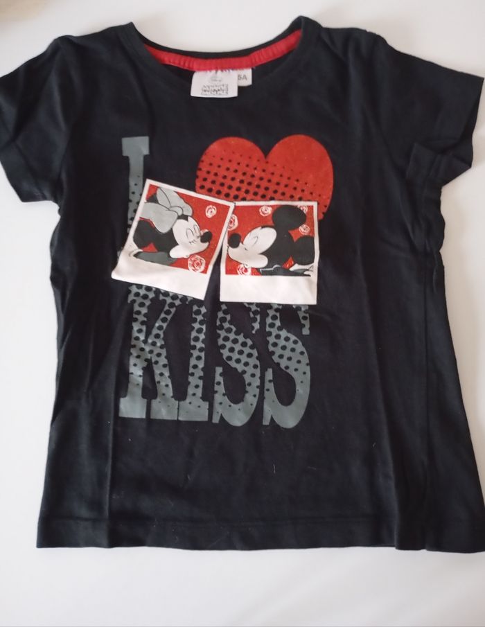 Tee-shirt manches courtes. 5 ans. Coton noir ,rouge ,blanc et gris . Paillettes rouges. Disney Mickey et Minnie. Parfait état - photo numéro 2