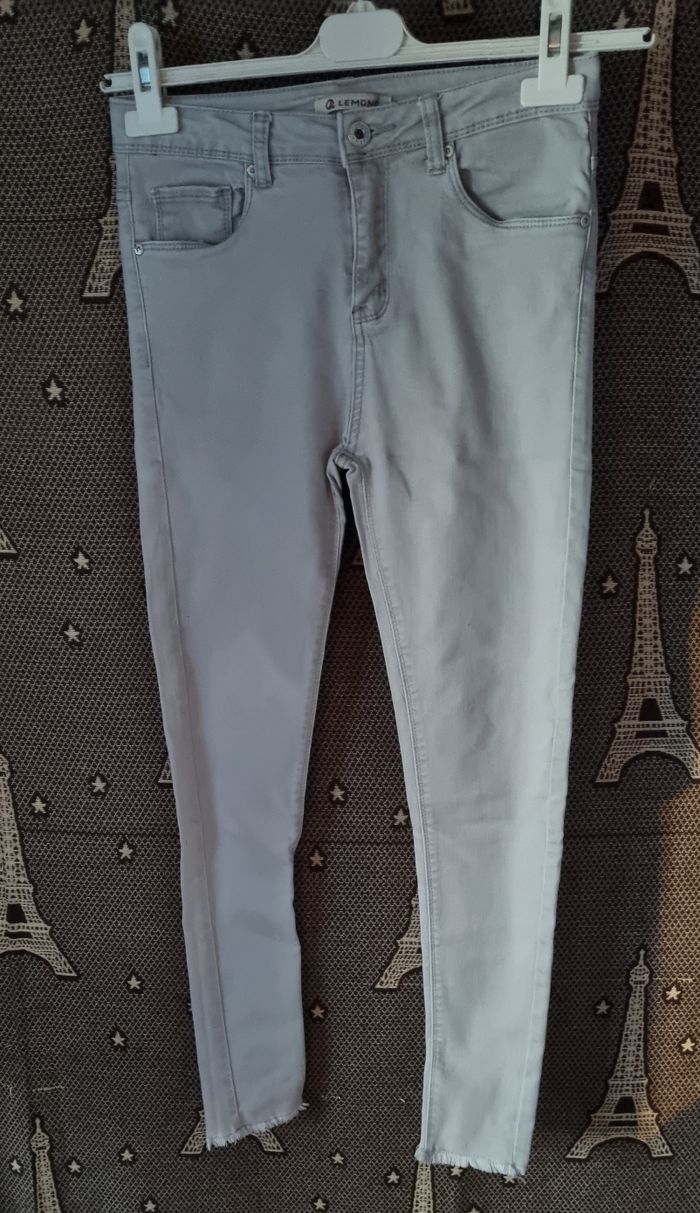 Jean gris taille 38 effet usé aux chevilles