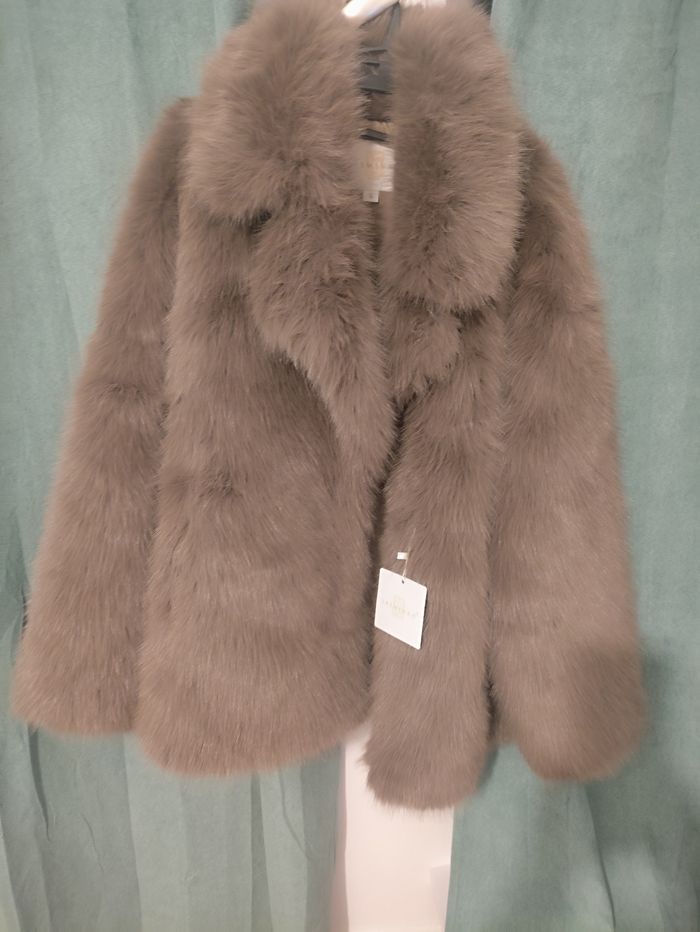 Joli manteau  fausse fourrure - photo numéro 8