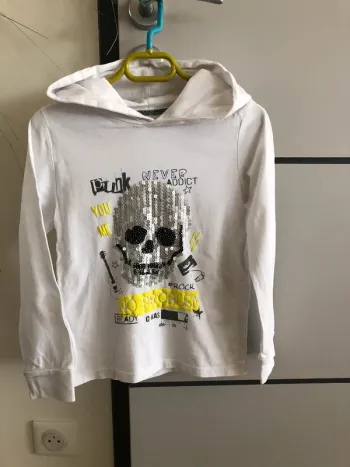 Pull à capuche avec sequins