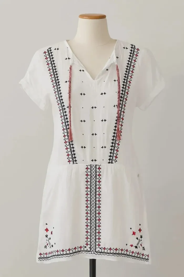 Robe blanche brodée bleu marine rouge Révélation Taille 36 / 38 - photo numéro 2