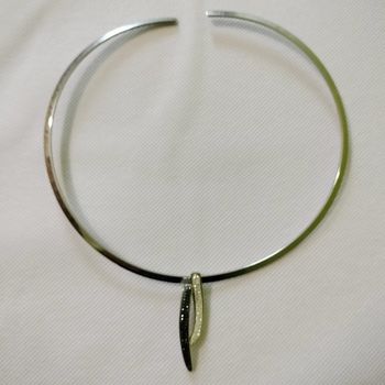 COLLIER RAS DE COU AVEC PENDENTIF VICTORIA