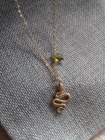 Collier serpent et pierre de péridot naturelle à facettes