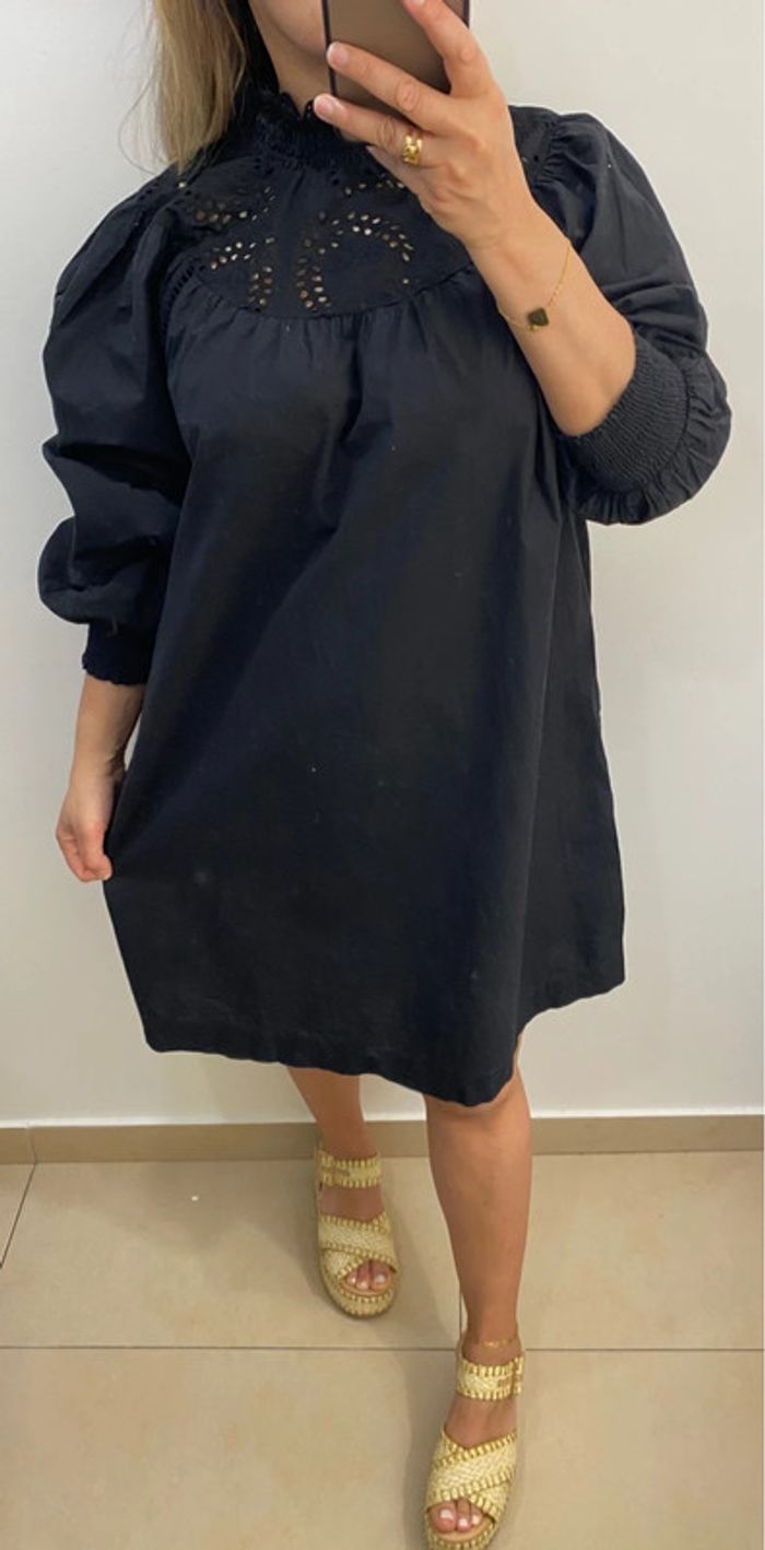 Jolie Robe Noire Avec Broderie Taille 40 - photo numéro 2