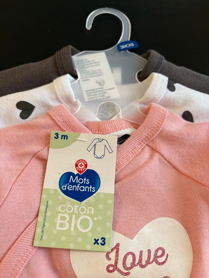 Lot de 3 bodies « LOVE » Manches longues Mots d’enfants Taille 3 mois. - photo numéro 2