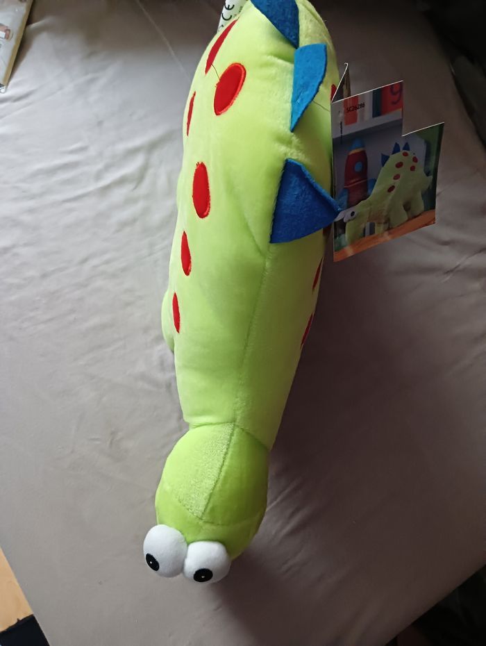 Superbe Peluche Dino 🎁 NEUF 🎁 jeu Ou déco chambre - photo numéro 4