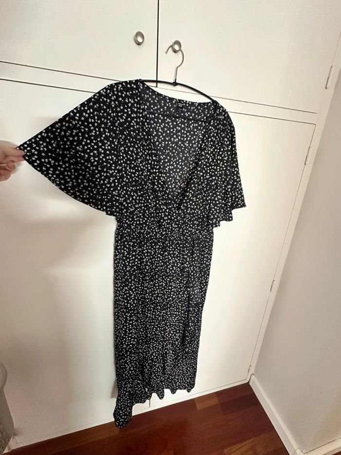 Robe Shein noir avec fleur blanche