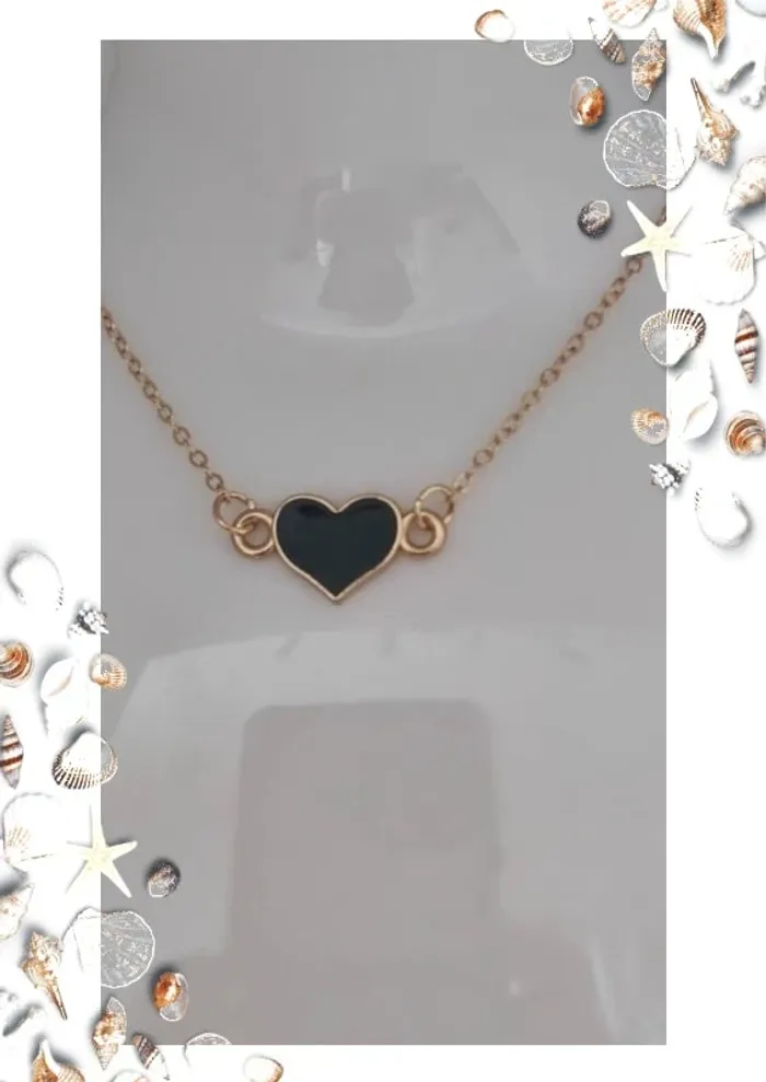 Collier doré avec coeur noir