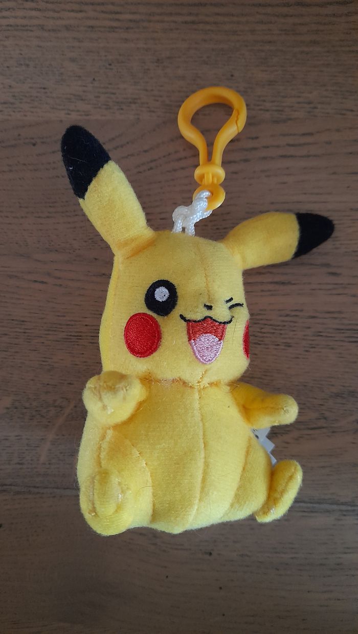 Peluche porte-clés neuve Pikachu Pokemon Tomy 2017 - photo numéro 3