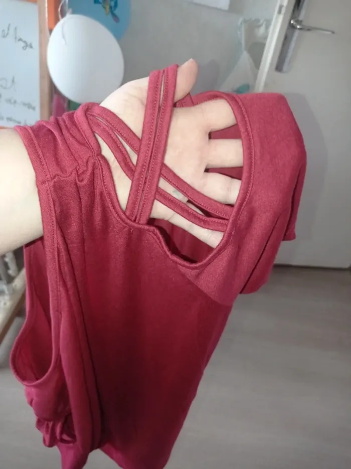 T-shirt manche courte bordeaux avec épaules dénudées - photo numéro 4