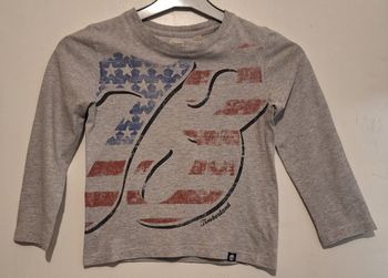 Pull fin gris imprimé bleu, rouge et noir