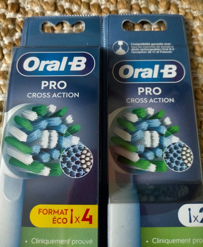 Lot 6 brossettes Oral-B pro cross action blanche - photo numéro 2