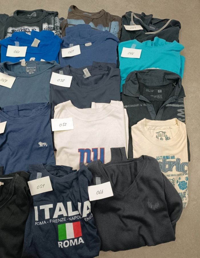 Lot de 32  Vêtements à 80€ soit 2,50€ l'unité - tee-shirt,  polos, pulls et chemise - photo numéro 2