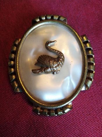 Ancienne broche avec un cygne