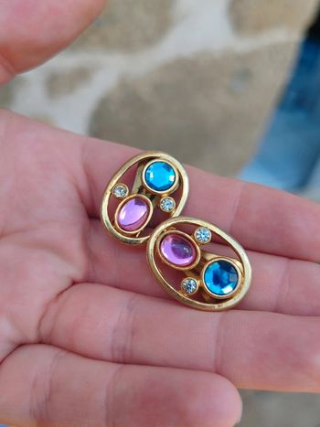 Clips d'oreilles dorés avec strass bleus et roses