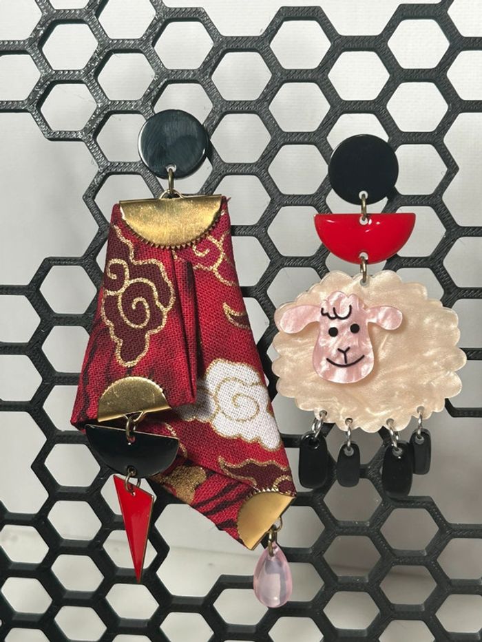 Boucles d’oreilles dépareillées - Mouton Pop et kimono