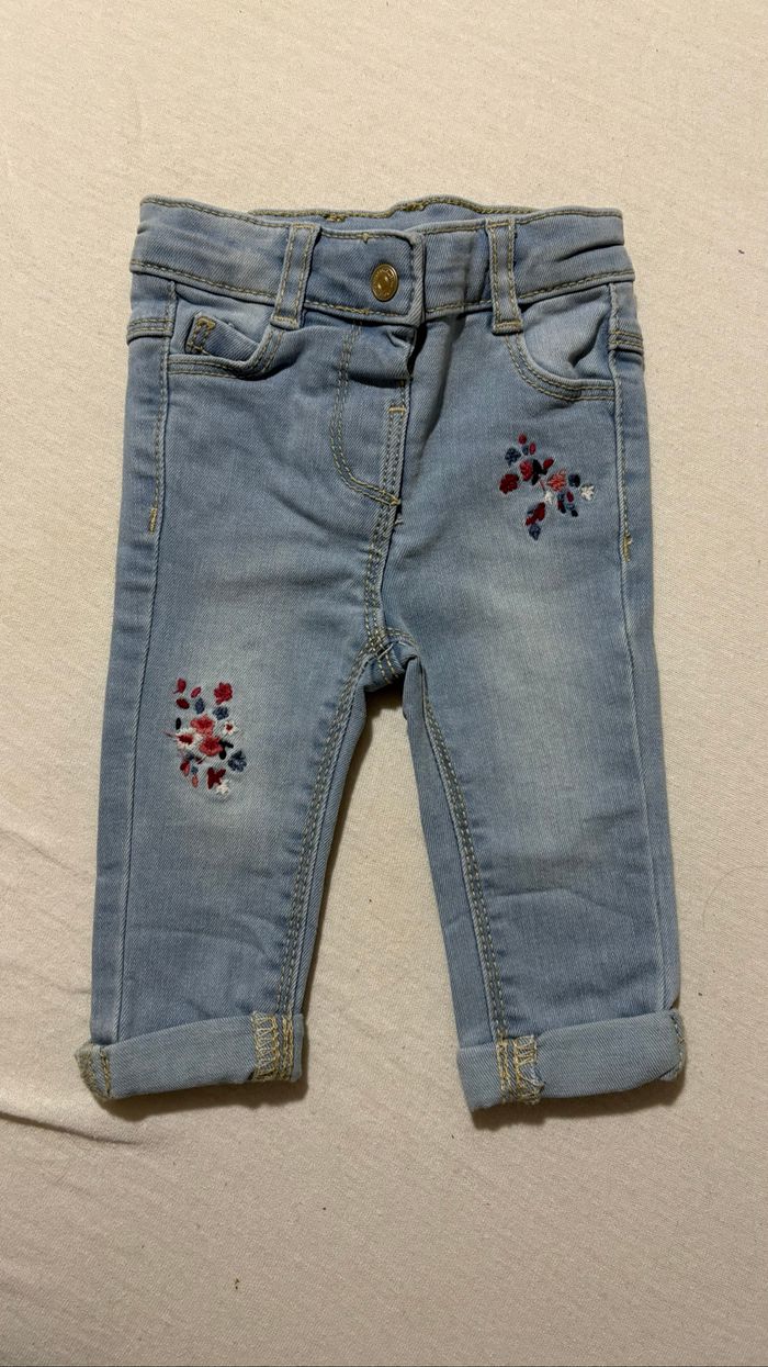 🌼 Jean bleu clair motif petites fleurs – Tape à l’œil – 3 mois