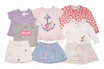 👶 Lot vêtements bébé fille 6 mois – 8 pièces – Levi’s, Guess, Petit Bateau, Benetton, DPAM, Obaibi – tenues complètes