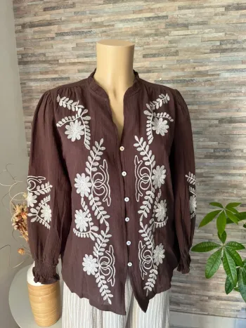 Chemise chocolat tendance avec broderies