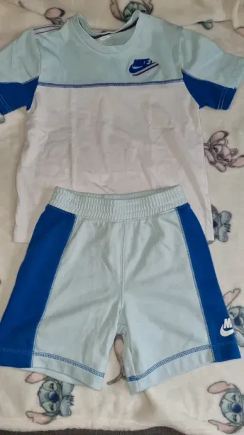 Ensemble nike 5/6 ans en très bon état