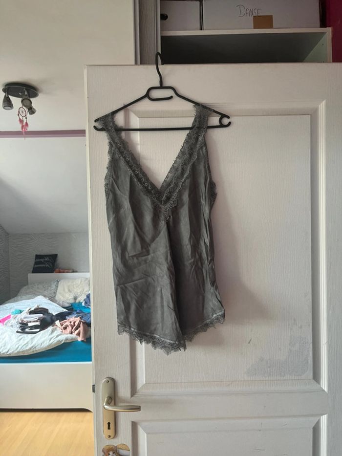 Débardeur gris à dentelle