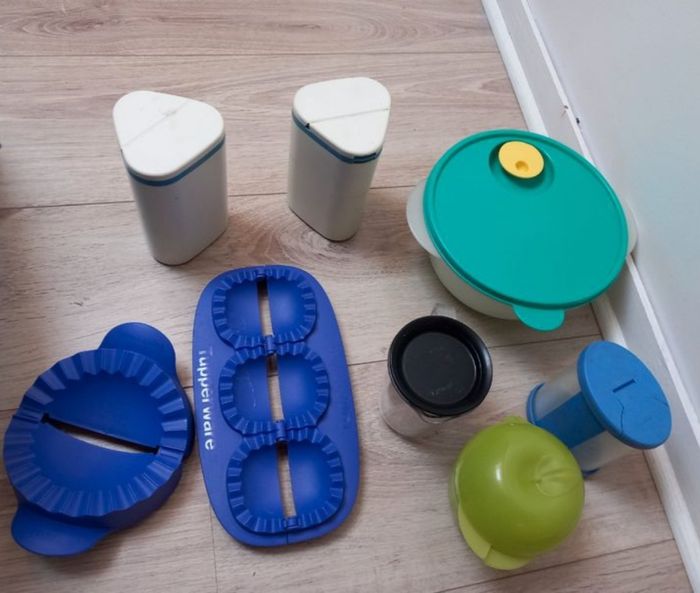Lot Tupperware