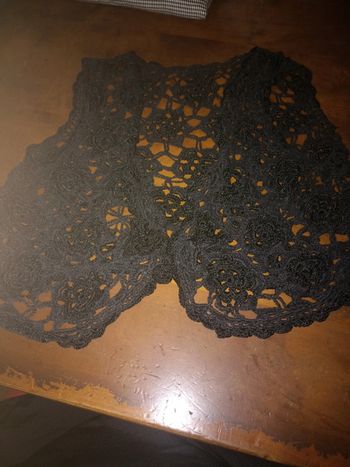 Petit gilet court à bretelles en dentelle