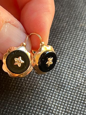 Belle paire de boucles d’oreilles «dormeuses » en or 18 carats avec pierre noire femme TBE