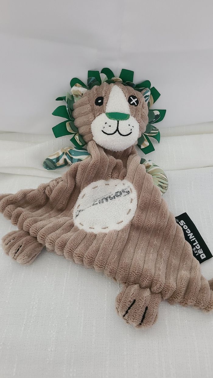 Doudou Semi Plat Lion Jelekros Beige Vert Rouge Déglingos - photo numéro 3