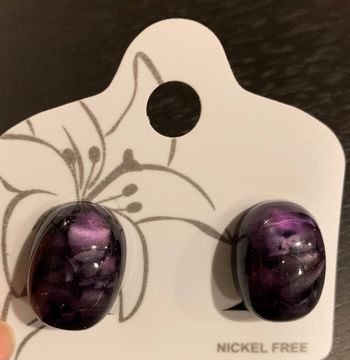 Boucles d’oreille mauves