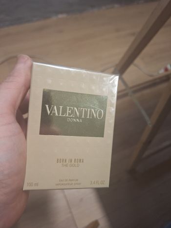 Born in roma donna valentino